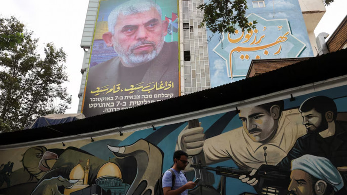Un cartel con la imagen del recién nombrado líder de Hamás, Yahya Sinwar, se exhibe en un edificio en una calle de Teherán, Irán, el 12 de agosto de 2024. Majid Asgaripour/WANA (West Asia News Agency) vía REUTERS/File Photo Un cartel con la imagen del recién nombrado líder de Hamás, Yahya Sinwar, se exhibe en un edificio en una calle de Teherán, Irán, el 12 de agosto de 2024. Majid Asgaripour/WANA (West Asia News Agency) vía REUTERS/File Photo