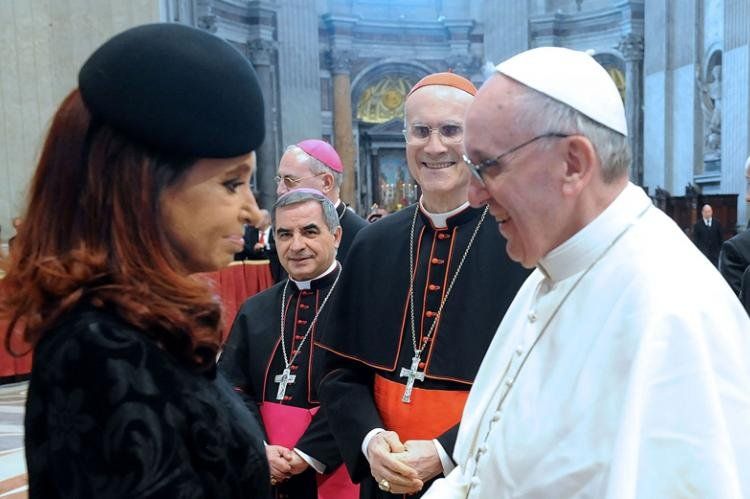 La Presidente y su saludo al Papa. Foto: NA.