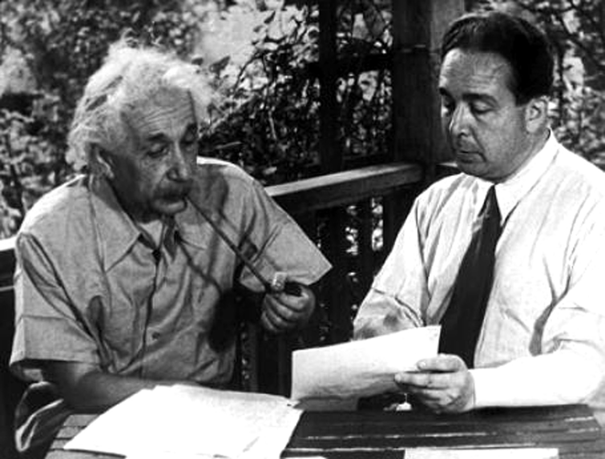 Albert Einstein abogó por el desarme y la lucha contra las armas nucleares, e instó al gobierno de Estados Unidos a desarrollar una bomba atómica ante la posibilidad de que los nazis hicieran lo mismo, por lo que se lo considera uno de los padres del Proyecto Manhattan. Albert Einstein abogó por el desarme y la lucha contra las armas nucleares, e instó al gobierno de Estados Unidos a desarrollar una bomba atómica ante la posibilidad de que los nazis hicieran lo mismo, por lo que se lo considera uno de los padres del Proyecto Manhattan.