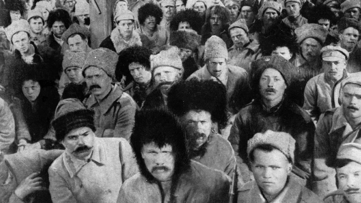 La Guerra Civil rusa desencadenó la caída del zar Nicolás II y el nacimiento de la URSS tras el triunfo de la Revolución bolchevique de noviembre de 1917. La Guerra Civil rusa desencadenó la caída del zar Nicolás II y el nacimiento de la URSS tras el triunfo de la Revolución bolchevique de noviembre de 1917.