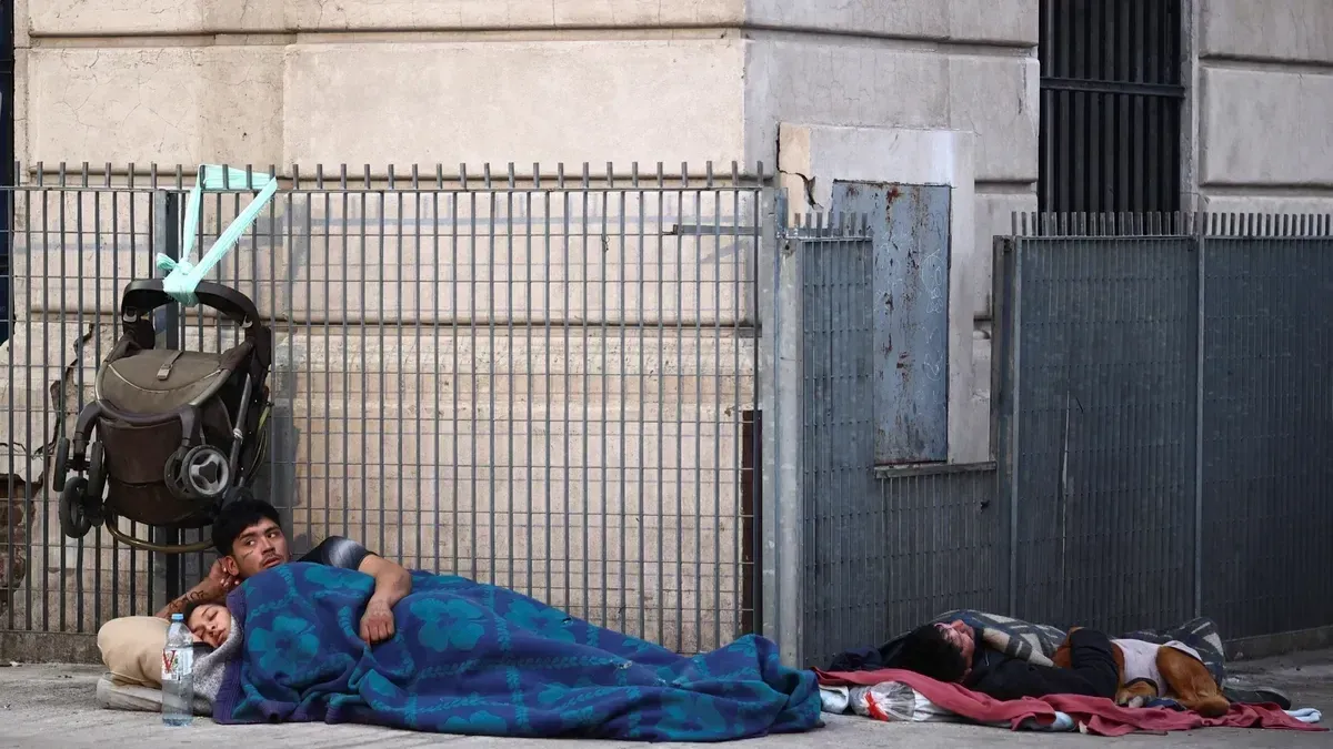 Adiós clase media: mientras la indigencia se vuelve un problema estructural, la pobreza muestra una leve baja gracias a los programas sociales, aunque el poder adquisitivo sigue presionado Adiós clase media: mientras la indigencia se vuelve un problema estructural, la pobreza muestra una leve baja gracias a los programas sociales, aunque el poder adquisitivo sigue presionado