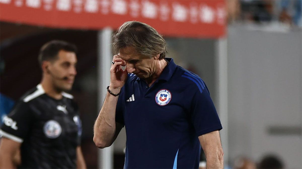 Ricardo Gareca fue ratificado este martes (15/10) como entrenador de la Selección de Chile a pesar de los malos resultados y las críticas de Arturo Vidal. Ricardo Gareca fue ratificado este martes (15/10) como entrenador de la Selección de Chile a pesar de los malos resultados y las críticas de Arturo Vidal.