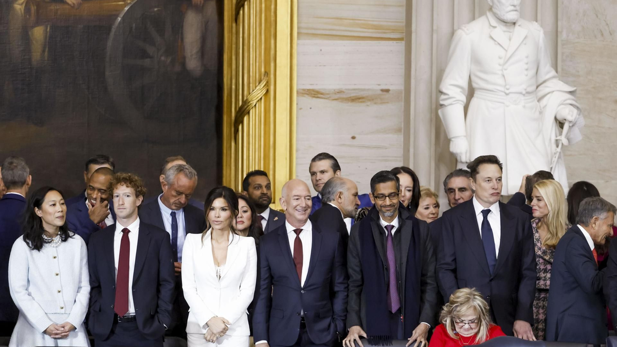 Los líderes empresariales cortejan al presidente Donald Trump en busca de protección y concesiones. 