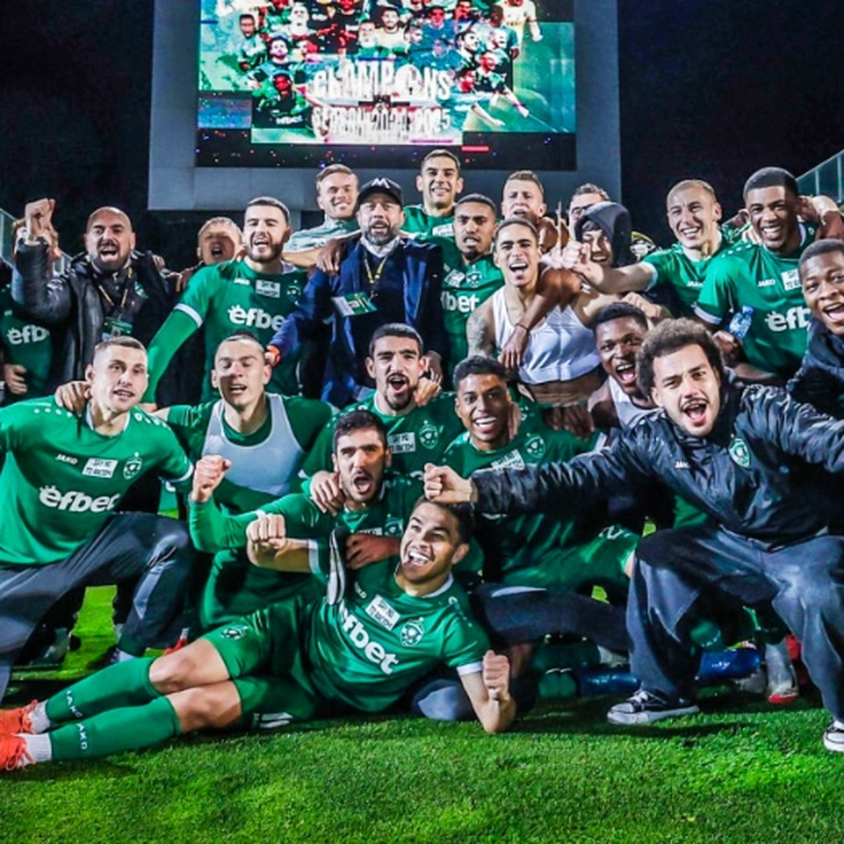 Ludogorets, acaba de ganar su 14º liga de Bulgaria de forma consecutiva y el auspiciante de su camiseta es Efbet. Ludogorets, acaba de ganar su 14º liga de Bulgaria de forma consecutiva y el auspiciante de su camiseta es Efbet.