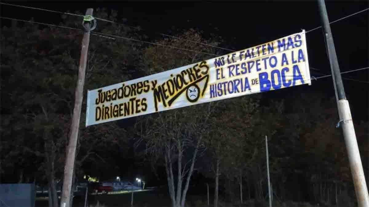 Loshinchas de Boca colocaron pasacalles contra Juan Román Riquelme en el predio deEzeiza antes de que se conociera el despido de Fernando Gago. (Foto: Gentileza:TyC Sport)