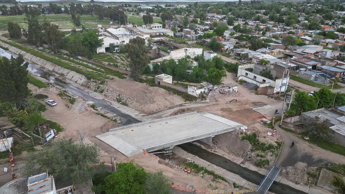 Gabriel Katopodis y el intendente de Bahía Blanca, Federico Susbielles, presenciaron la demolición del Puente Don Bosco. Gabriel Katopodis y el intendente de Bahía Blanca, Federico Susbielles, presenciaron la demolición del Puente Don Bosco.