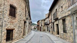 Vista del casco antiguo de Cadalso de los Vidrios, un municipio a poco más de una hora de Madrid con precios inmobiliarios muy por debajo de la media regional. Vista del casco antiguo de Cadalso de los Vidrios, un municipio a poco más de una hora de Madrid con precios inmobiliarios muy por debajo de la media regional.