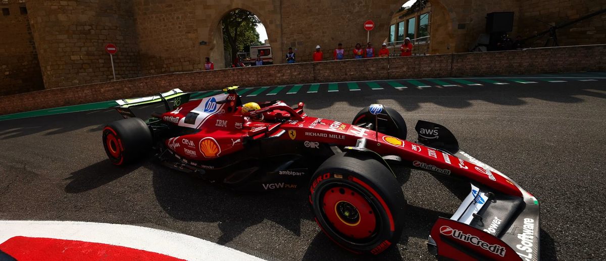Lewis Hamilton en Ferrari por las calles de Azerbaiyán. Lewis Hamilton en Ferrari por las calles de Azerbaiyán.