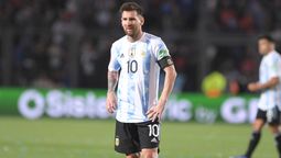 Argentina, con un Lionel Messi que protestódemasiado, empató 0-0 con Brasil pero gracias a la caída de Chile frente aEcuador 0-2 clasificó a Qatar 2022. (Foto: Télam)