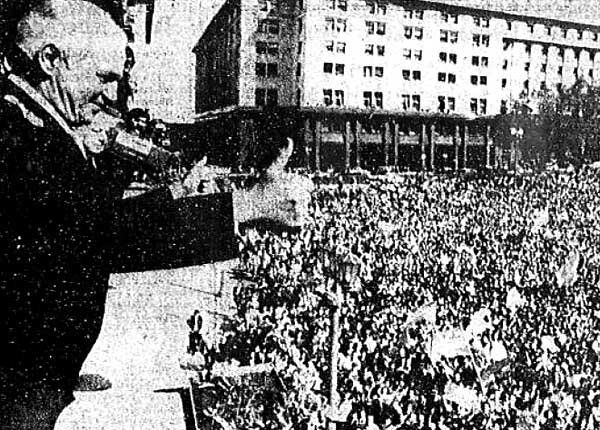 ¿Quién fue más ridículo, Leopoldo Galtieri o todos los que fueron a vivarlo? ¿Quién fue más ridículo, Leopoldo Galtieri o todos los que fueron a vivarlo?