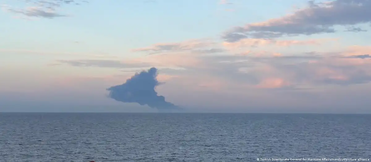 En la imagen, proporcionada por las autoridades turcas, se ve la columna de humo que se eleva tras el impacto de un dron naval contra el petrolero Kairos En la imagen, proporcionada por las autoridades turcas, se ve la columna de humo que se eleva tras el impacto de un dron naval contra el petrolero Kairos