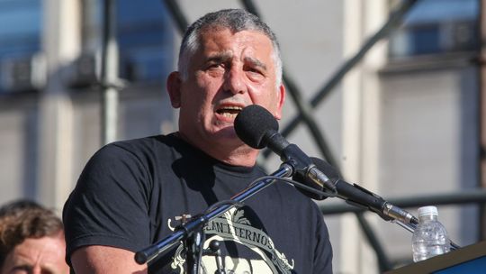 Manrique al cruce de Barrionuevo y Martínez por el acercamiento a Javier Milei. Manrique al cruce de Barrionuevo y Martínez por el acercamiento a Javier Milei.