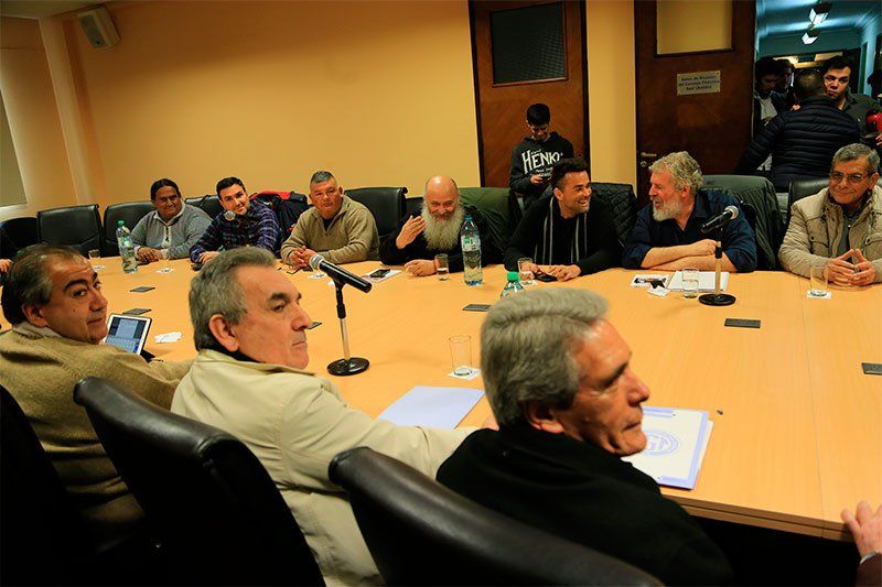 El consejo directivo de la CGT unificada, que encabezan Juan Carlos Schmid, Héctor Daer y Carlos Acuña, recibió este miércoles a los representantes de varios movimientos sociales. Foto: NA.