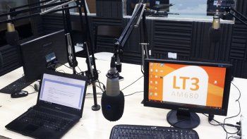 LT3. El medio Suma Político dijo que entre los incumplimientos graves se encuentran reclamos por legislación laboral, balances no presentados, deudas con la Afip, y una sucesión de transferencias de titularidad y cambios en la composición accionaria no autorizados por el ente regulador de comunicaciones. También observa que la radio estuviera transmitiendo desde un domicilio no autorizado —actualmente lo hacía desde un local cedido por el gremio Luz y Fuerza, en Mendoza y Corrientes—, después que tuviera que dejar su histórico inmueble de la calle Balcarce. LT3. El medio Suma Político dijo que entre los incumplimientos graves se encuentran reclamos por legislación laboral, balances no presentados, deudas con la Afip, y una sucesión de transferencias de titularidad y cambios en la composición accionaria no autorizados por el ente regulador de comunicaciones. También observa que la radio estuviera transmitiendo desde un domicilio no autorizado —actualmente lo hacía desde un local cedido por el gremio Luz y Fuerza, en Mendoza y Corrientes—, después que tuviera que dejar su histórico inmueble de la calle Balcarce.