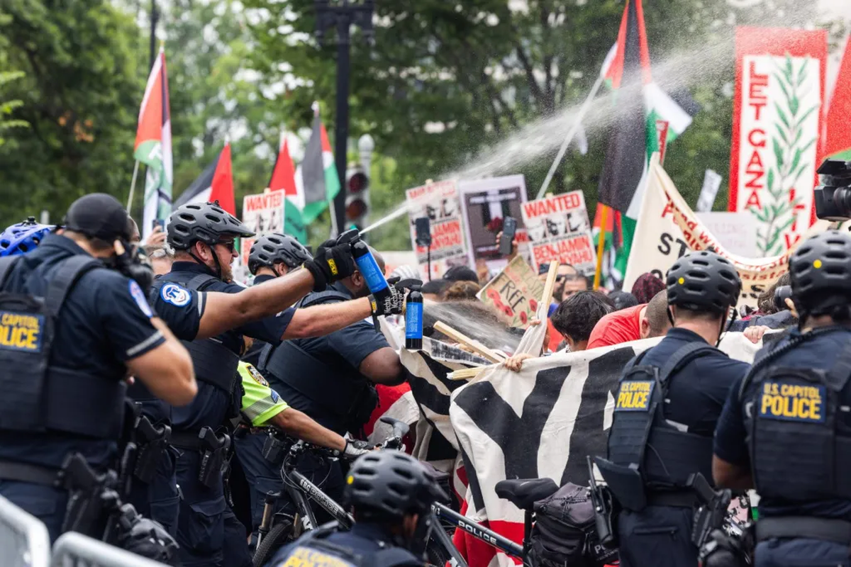 La Policía trata de controlar una protesta en contra de la presencia del primer ministro de Israel, Benjamín Netanyahu, en el Congreso de EE.UU., este 24 de julio de 2024, en el Capitolio, en Washington. EFE/Jim Lo Scalzo La Policía trata de controlar una protesta en contra de la presencia del primer ministro de Israel, Benjamín Netanyahu, en el Congreso de EE.UU., este 24 de julio de 2024, en el Capitolio, en Washington. EFE/Jim Lo Scalzo