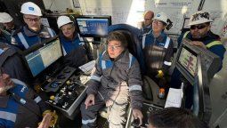 Javier Milei en una planta de YPF en Vaca Muerta.