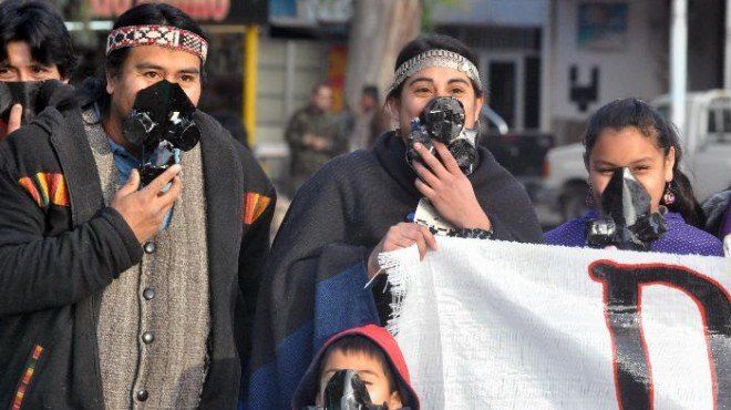 Imagen de representantes de las comunidades mapuches Kaxipayiñ y Painemil protestando contra YPF.