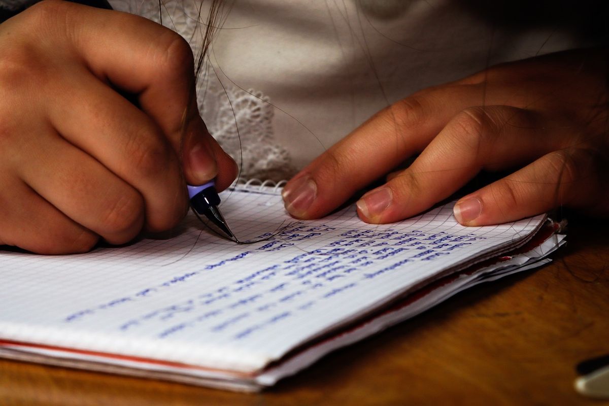 El adulto mayor que escribe a mano su diario, notas, apuntes, puede mantener la estimulación cerebral, fortalecer la reserva cognitiva y retrasar el declive cognitivo.