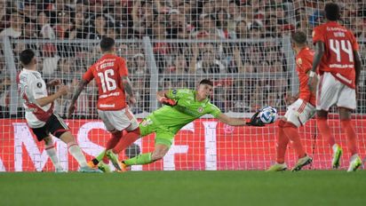 Las increíbles atajadas de Sergio Rochet a River y nuevo récord