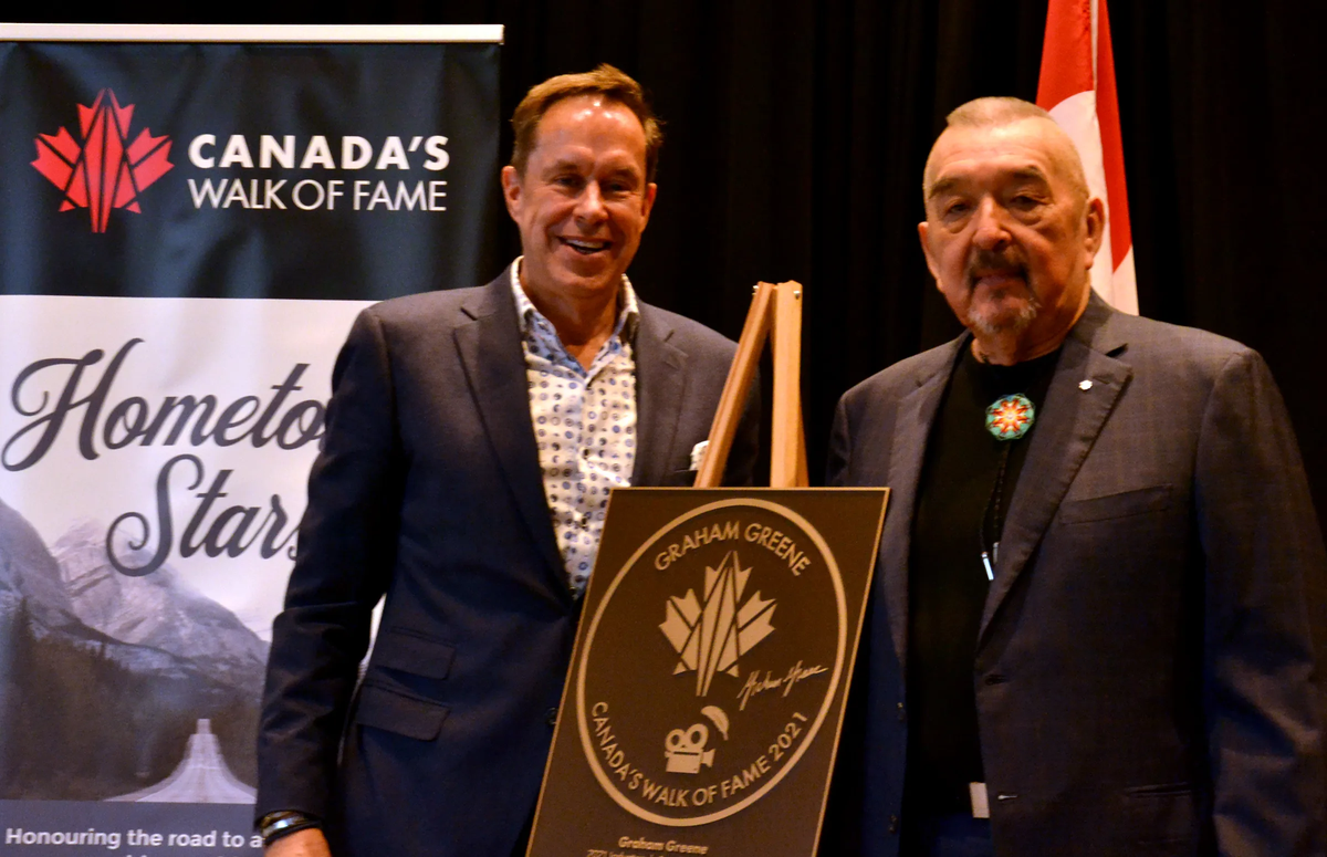 Greene humanizó y dio humor a personajes indígenas, extendiendo su compromiso a teatro, televisión y videojuegos (Red Dead Redemption 2). Recibió numerosos premios y mostró siempre su lado más humano. Greene humanizó y dio humor a personajes indígenas, extendiendo su compromiso a teatro, televisión y videojuegos (Red Dead Redemption 2). Recibió numerosos premios y mostró siempre su lado más humano.