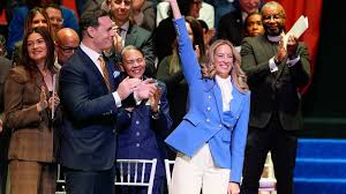 La nueva funcionaria después de jurar (Foto New 12) La nueva funcionaria después de jurar (Foto New 12)