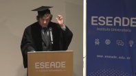 Javier Milei al recibir el honoris causa de Eseade. Javier Milei al recibir el honoris causa de Eseade.