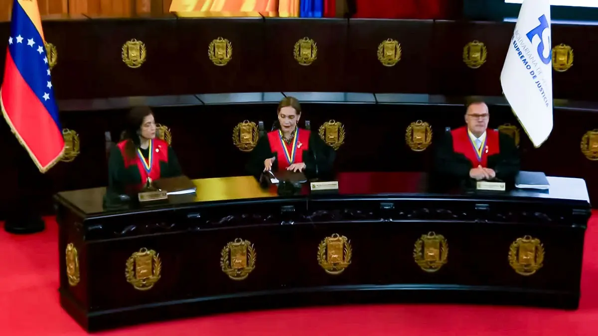 Caryslia Beatriz Rodríguez Rodríguez, al frente de la Sala Electoral del TSJ (al centro). Caryslia Beatriz Rodríguez Rodríguez, al frente de la Sala Electoral del TSJ (al centro).