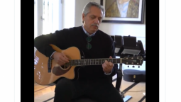 altText(Con la guitarra bajo el brazo, Alberto F. agradeció la colaboración de los niños y adolescentes)}