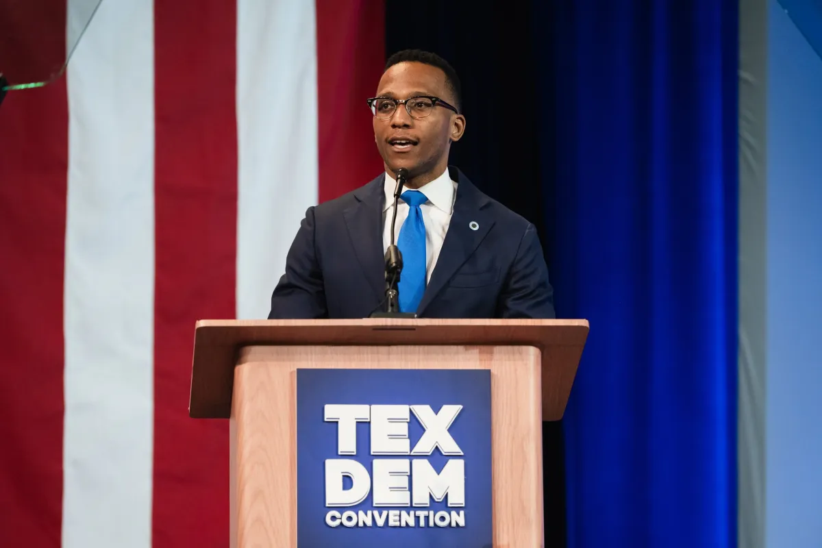 Elección especial en Texas. Con el vencedor, Christian Menefee, queda configurada la Cámara con 218 escaños para el Partido Republicano y 214 para el Partido Demócrata. Este estrecho margen de cuatro votos define el quórum necesario para la aprobación de leyes antes de las elecciones legislativas de mitad de mandato en noviembre. Elección especial en Texas. Con el vencedor, Christian Menefee, queda configurada la Cámara con 218 escaños para el Partido Republicano y 214 para el Partido Demócrata. Este estrecho margen de cuatro votos define el quórum necesario para la aprobación de leyes antes de las elecciones legislativas de mitad de mandato en noviembre.