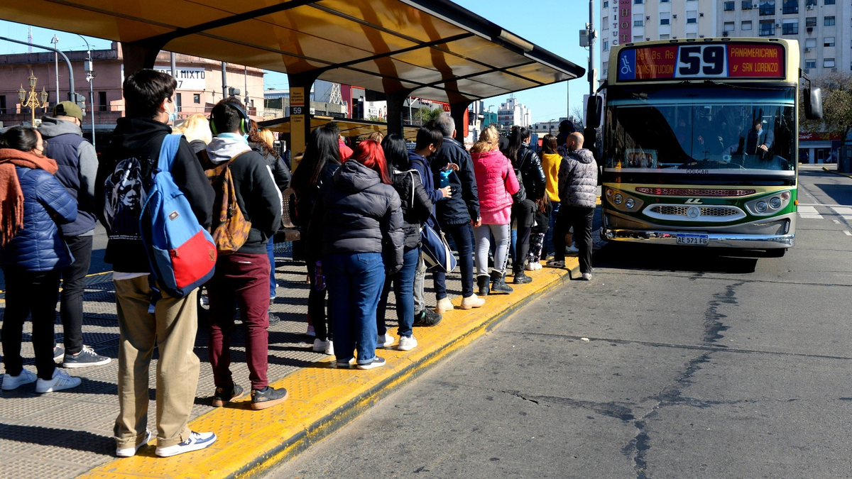 A pesar de ser el transporte más utilizado, los colectivos no escapan a la crisis económica alentada por el gobierno actual. Debido a los aumentos por la reducción de subsidios, cada vez son menos los pasajeros. A pesar de ser el transporte más utilizado, los colectivos no escapan a la crisis económica alentada por el gobierno actual. Debido a los aumentos por la reducción de subsidios, cada vez son menos los pasajeros.