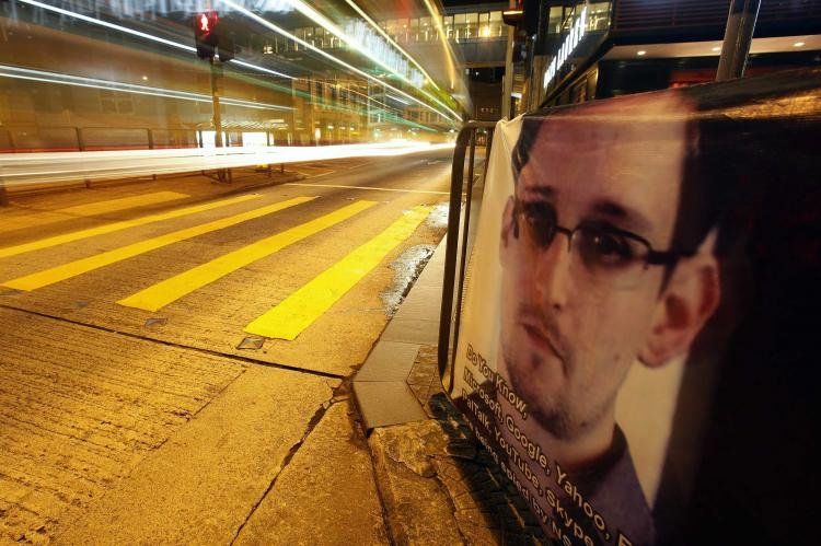 Una pantalla moscovita muestra una imagen de Edward Snowden.