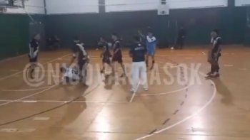 Un futbolista amateur de futsal recibió varios puntos en la cara luego de que le dieran un cabezazo durante un partido.