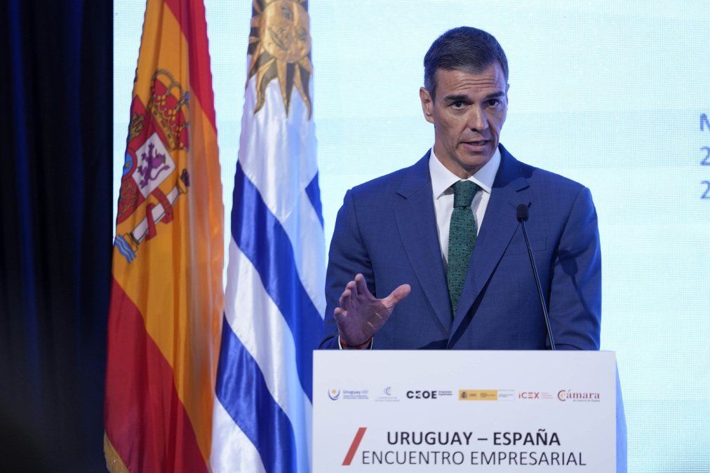Pedro Sánchez durante una visita a Uruguay, país que impulsó originalmente el Mundial del Centenario y que finalmente recibirá solamente uno de los tres partidos conmemorativos en Sudamérica.