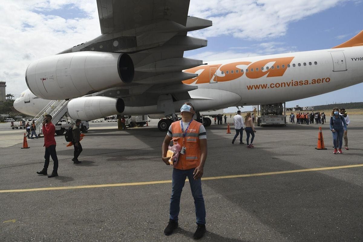 Un vuelo de la línea de bandera venezolana controlado por autoridades del aeropuerto de Viru Viru, Santa Cruz de la Sierra