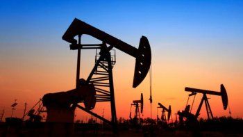 El petróleo perforó la barrera de los US$70, y abre la posibilidad de recuperar el atraso del impuesto a los combustibles por el que se dejan de recaudar más de US$200 millones mensuales. El petróleo perforó la barrera de los US$70, y abre la posibilidad de recuperar el atraso del impuesto a los combustibles por el que se dejan de recaudar más de US$200 millones mensuales.