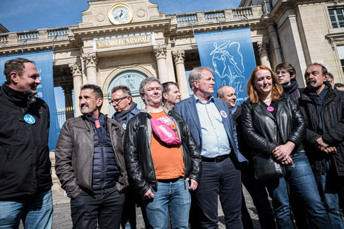Dirigentes sindicales frente a la Asamblea Nacional, 16 de marzo de 2023. JULIEN MUGUET POR
