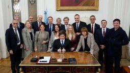 Javier Milei se apoya sobre lo que queda entero de su Gabinete. Mayo desafiante.&nbsp;