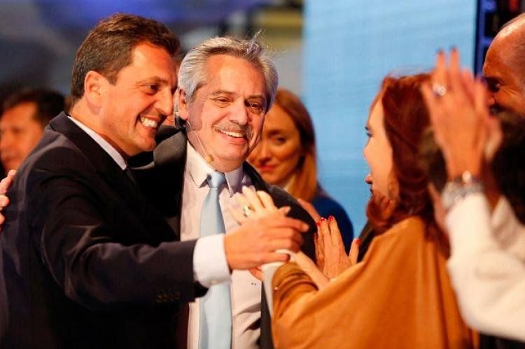 Alberto Fernández, Sergio Massa y Cristina Fernández festejando.