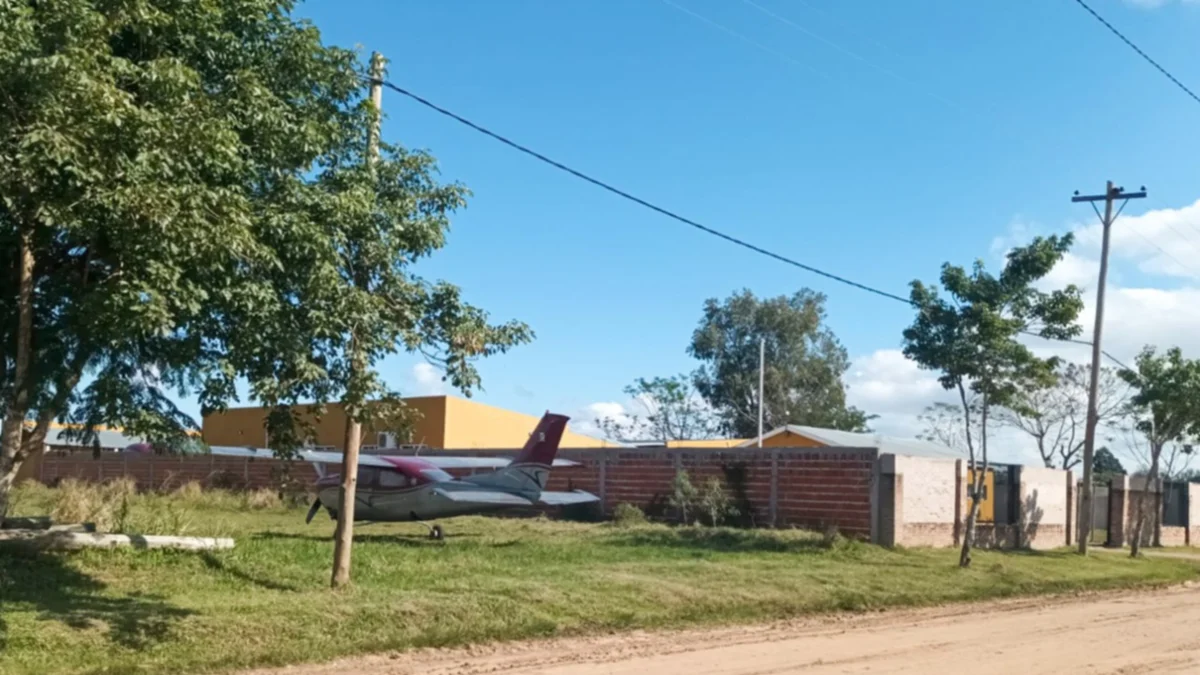 Avioneta narco con rastros de cocaína 'abandonada' junto a una escuela pública. Avioneta narco con rastros de cocaína 'abandonada' junto a una escuela pública.