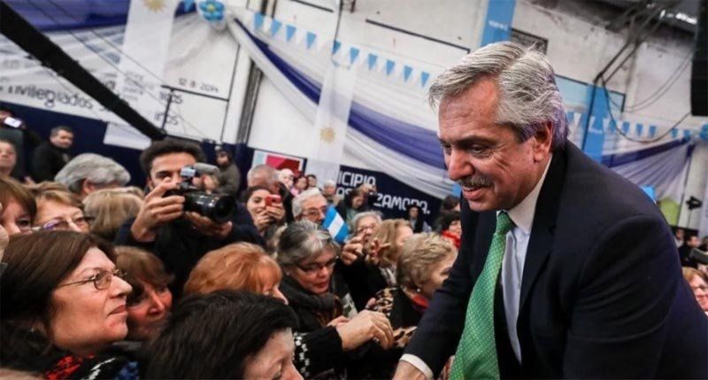Alberto Fernández con jubilados en la campaña
