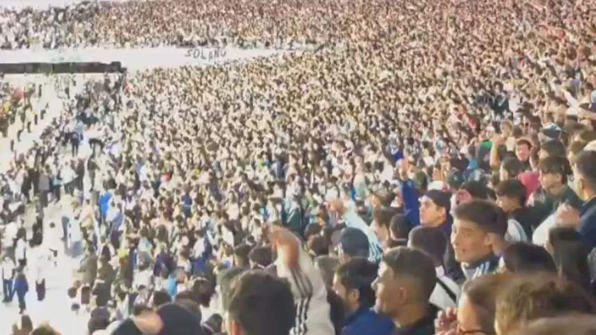 Los hinchas explotaron en el Monumental contra Claudio Tapia durante la despedida de Lionel Messi que se queda sin la Selecci&oacute;n Argentina.