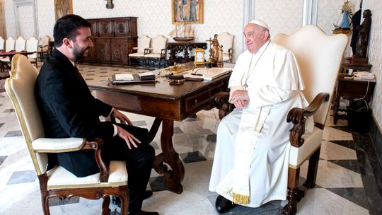 Nahuel Sotelo y el papa Francisco.