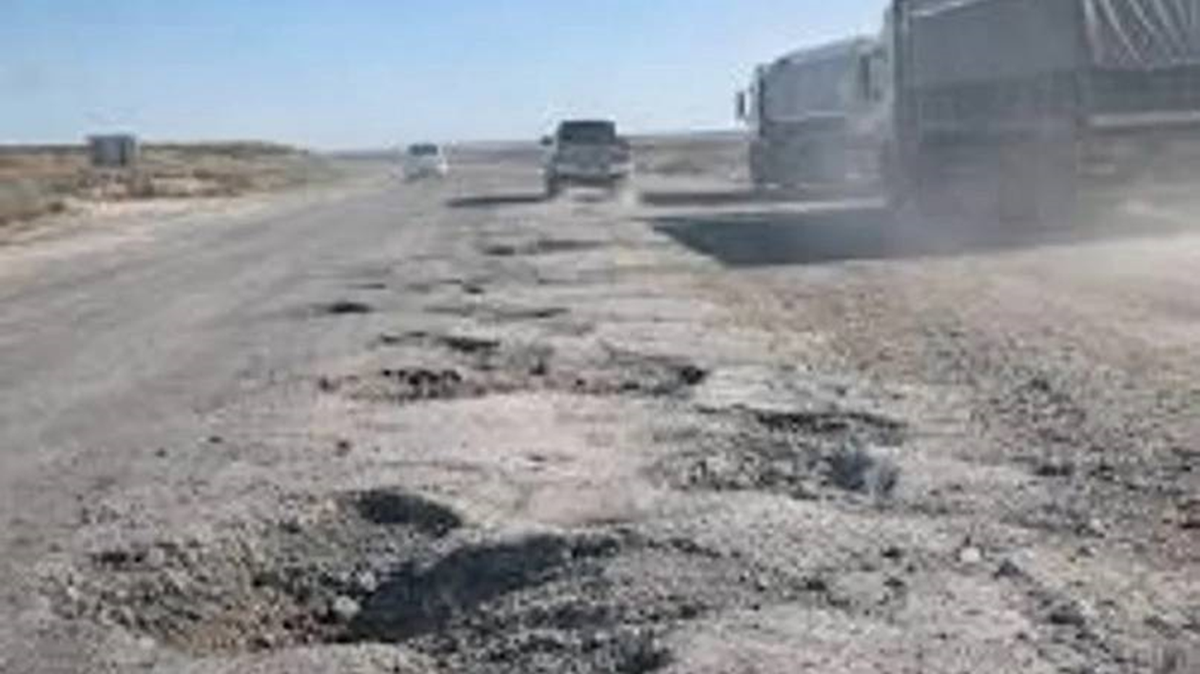 Tránsito pesado por las carreteras, pasajeros montados en un avión Tránsito pesado por las carreteras, pasajeros montados en un avión