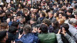 Javier Milei en su llegada a Rosario rodeado de jóvenes en su mayoría&nbsp;