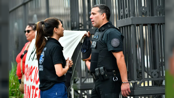 Inédito: Un policía armado se esposó a la Casa Rosada para protestar