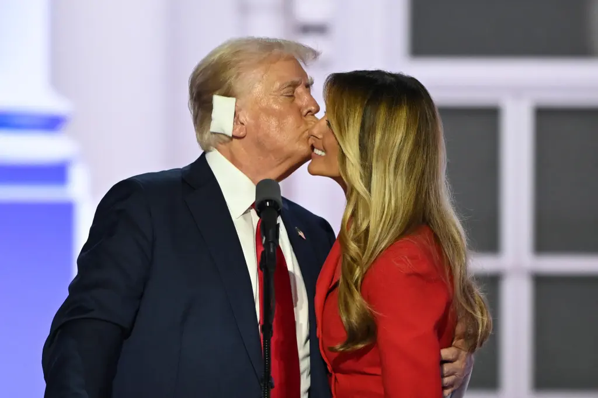 Donald Trump besa a la ex primera dama Melania Trump en el escenario después de aceptar la nominación de su partido en el último día de la Convención Nacional Republicana de 2024 en el Foro Fiserv en Milwaukee, Wisconsin Donald Trump besa a la ex primera dama Melania Trump en el escenario después de aceptar la nominación de su partido en el último día de la Convención Nacional Republicana de 2024 en el Foro Fiserv en Milwaukee, Wisconsin