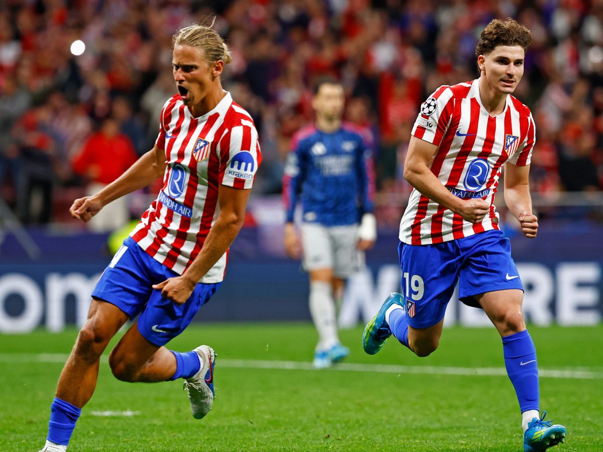 Julián Álvarez festeja el gol junto a su compañero, Marcos Llorente