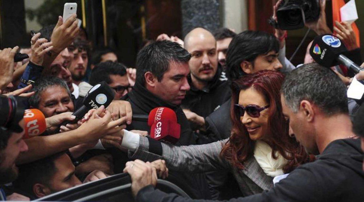 Cristina al salir del departamento en Recoleta rumbo a Constitución (Foto: María Lagos/Télam)