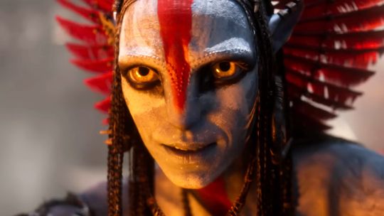 James Cameron nos lleva de vuelta a Pandora con Avatar: Fuego y Cenizas, un espectáculo visual repleto de acción, emoción y una calidad que no baja el nivel. James Cameron nos lleva de vuelta a Pandora con Avatar: Fuego y Cenizas, un espectáculo visual repleto de acción, emoción y una calidad que no baja el nivel.