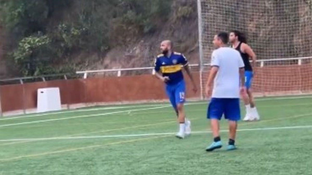 Dani Alves disputó un partido de fútbol de manera informal en la que lució una camiseta de Boca, quedó filmado y las imágenes se viralizaron. Dani Alves disputó un partido de fútbol de manera informal en la que lució una camiseta de Boca, quedó filmado y las imágenes se viralizaron.